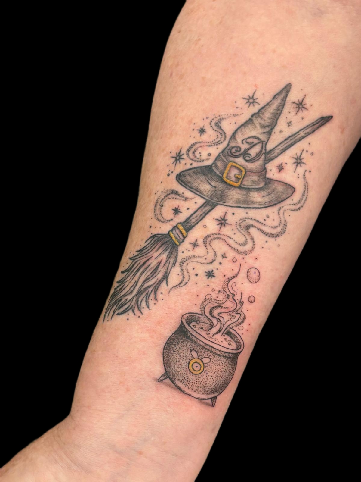 Hexe mit Besen und Zauberkessel