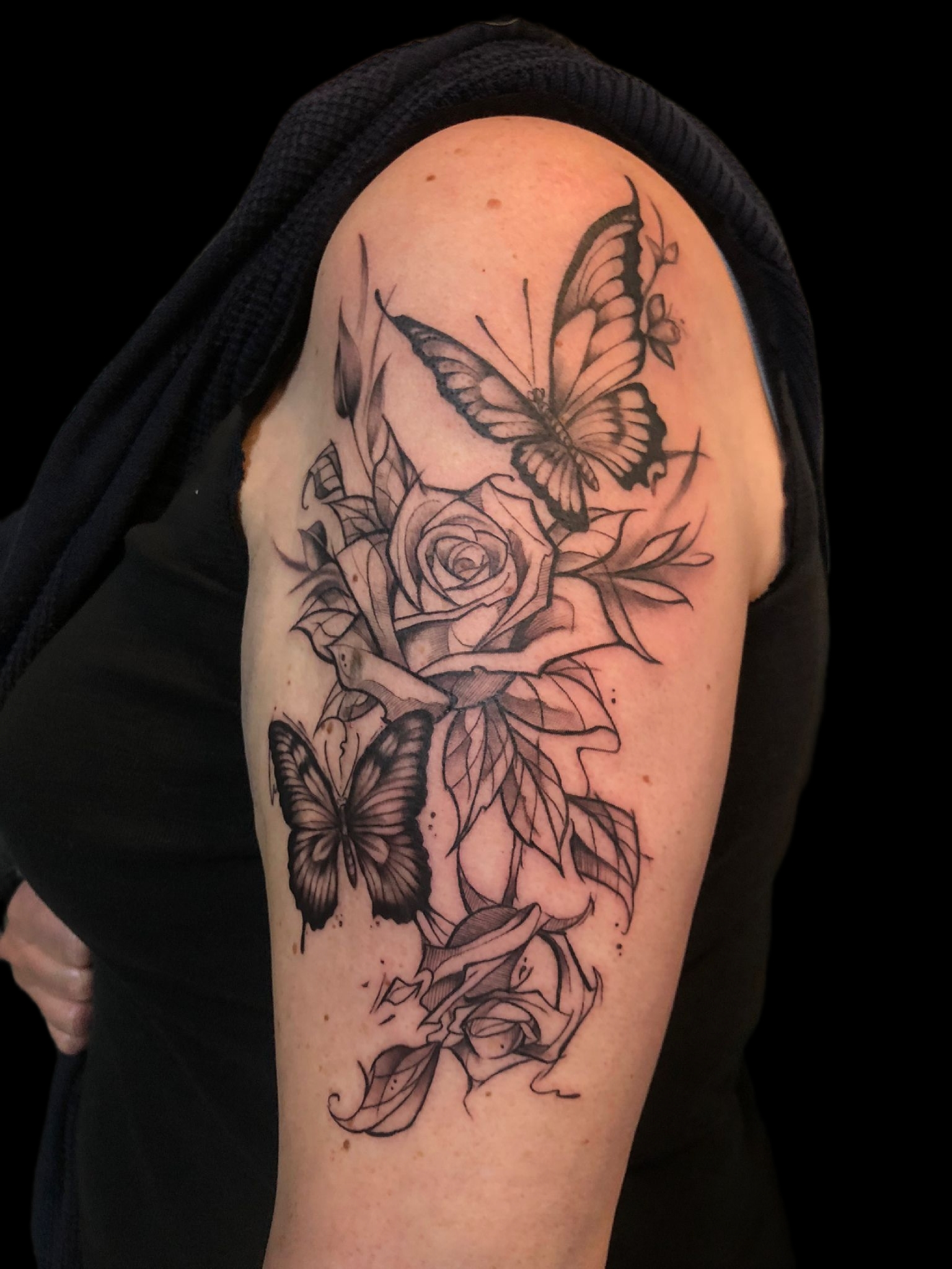 Rosen mit Schmetterlingen